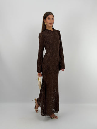 Abito Lungo in Pizzo Marrone - Abito lungo marrone in pizzo con maniche lunghe, colletto, chiusura sul retro e sottoveste tono su tono. | Paloma Store