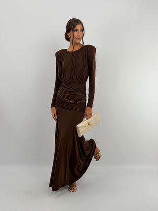 Abito Lungo con Drappeggio Marrone Lumina - Abito lungo marrone in tessuto elasticizzato, a maniche lunghe con spalline imbottite. Fascia in vita con drappeggio e arricciature. | Paloma Store