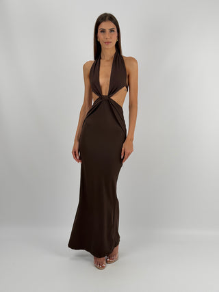 Abito Lungo con Cut Out Marrone - Abito lungo marrone in tessuto elasticizzato, con cut out laterale e scollo a V. | Paloma Store