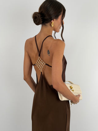 Abito Gioiello in Satin Marrone - Abito lungo marrone in tessuto satinato con spalline sottili e applicazione gioiello sul retro. | Paloma Store