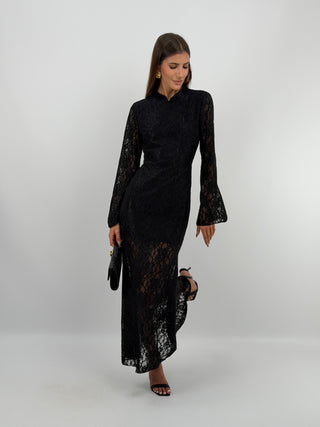 Abito Lungo in Pizzo Nero - Abito lungo nero in pizzo con maniche lunghe, colletto, chiusura sul retro e sottoveste tono su tono. | Paloma Store