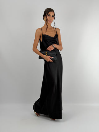 Abito Satin Schiena Scoperta Nero - Abito lungo nero in tessuto satinato con scollo morbido e spacco laterale. Spalline sottili e regolabili e scollatura profonda a V sulla schiena. | Paloma Store