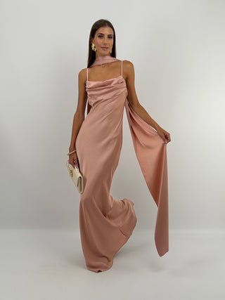 Abito Lungo Satin con Foulard Rosa Antico - Abito lungo rosa antico in tessuto satinato, con spalline sottili e regolabili e top drappeggiato. In dotazione un foulard abbinato. | Paloma Store