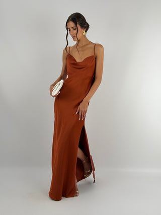 Abito Satin Schiena Scoperta Ruggine - Abito lungo ruggine in tessuto satinato con scollo morbido e spacco laterale. Spalline sottili e regolabili e scollatura profonda a V sulla schiena. | Paloma Store