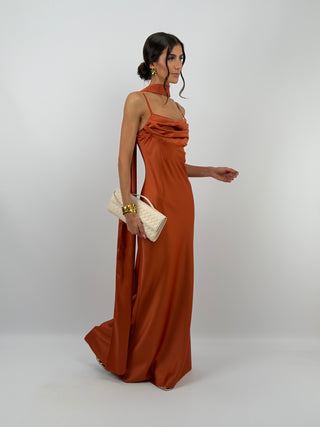 Abito Lungo Satin con Foulard Ruggine - Abito lungo ruggine in tessuto satinato, con spalline sottili e regolabili e top drappeggiato. In dotazione un foulard abbinato. | Paloma Store