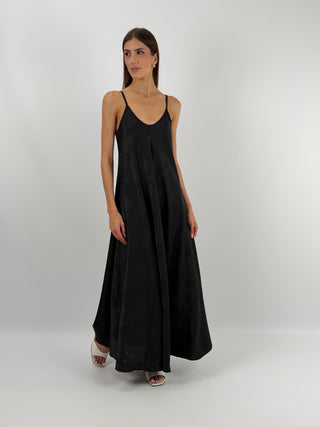 Abito Lungo Jacquard Nero - Abito lungo svasato nero con fantasia jacquard tono su tono e spalline sottili | Paloma Store