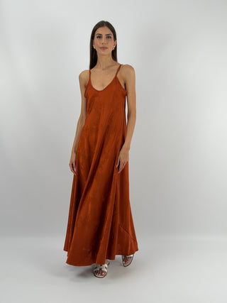 Abito Lungo Jacquard Ruggine - Abito lungo svasato ruggine con fantasia jacquard tono su tono e spalline sottili | Paloma Store