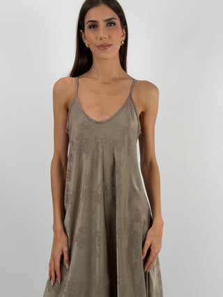 Abito Lungo Jacquard Tortora - Abito lungo svasato tortora con fantasia jacquard tono su tono e spalline sottili | Paloma Store
