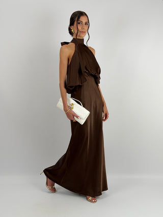 Abito marrone in tessuto satinato con collo halter e top con balza arricciata. Spalline sottili e regolabili.