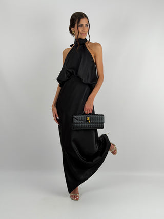 Abito nero in tessuto satinato con collo halter e top con balza arricciata. Spalline sottili e regolabili.