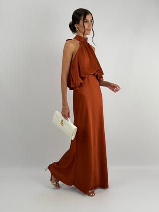 Abito ruggine in tessuto satinato con collo halter e top con balza arricciata. Spalline sottili e regolabili.