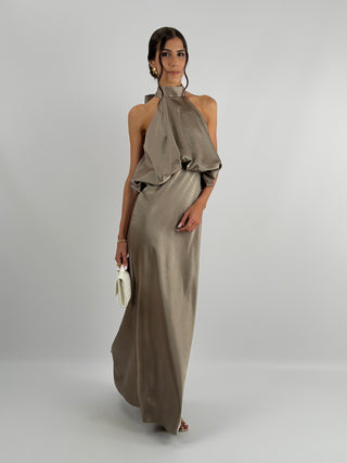 Abito tortora in tessuto satinato con collo halter e top con balza arricciata. Spalline sottili e regolabili.