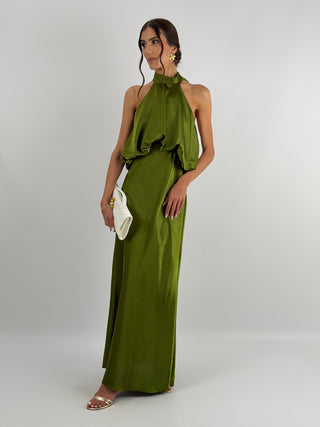 Abito verde oliva in tessuto satinato con collo halter e top con balza arricciata. Spalline sottili e regolabili.