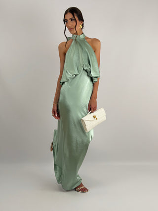 Abito verde salvia in tessuto satinato con collo halter e top con balza arricciata. Spalline sottili e regolabili.