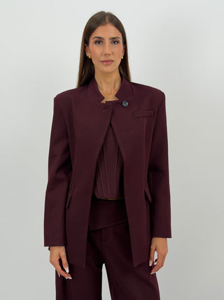 Blazer Bordeaux Lumina - Blazer bordeaux a maniche lunghe con collo alto dritto in stile orientale. Spalle leggermente imbottite e fodera interna. Tasche decorative frontali con patta e tasca a filetto sul petto. Chiusura asimmetrica frontale con bottone. | Paloma Store