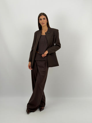 Blazer Marrone Lumina - Blazer marrone a maniche lunghe con collo alto dritto in stile orientale. Spalle leggermente imbottite e fodera interna. Tasche decorative frontali con patta e tasca a filetto sul petto. Chiusura asimmetrica frontale con bottone. | Paloma Store