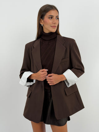 Blazer Combinato Marrone - Lumina - Blazer marrone con revers e maniche lunghe con polsini a righe in misto cotone. Spalle imbottite, due tasche anteriori con patta e chiusura monopetto con bottone. Apertura sul retro in tessuto a righe con chiusura a bottone e fodera interna a righe. | Paloma Store