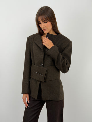 Blazer Marrone con Cintura - Lumina - Blazer marrone in tessuto misto lana morbido con maniche lunghe e bottoni regolabili sui polsini. Due tasche a filetto frontali decorative e spalle imbottite per una silhouette più strutturata. Taglio corto con vita definita da cintura a fascia e cuciture modellanti sui fianchi, chiusura frontale monopetto con bottone e fodera interna. | Paloma Store