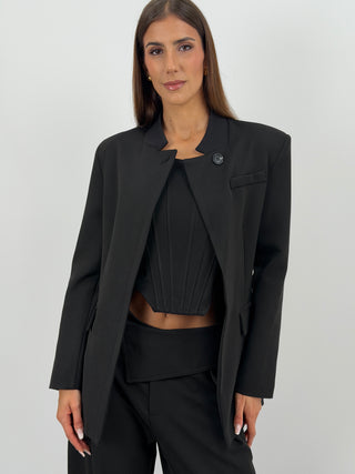 Blazer Nero Lumina - Blazer nero a maniche lunghe con collo alto dritto in stile orientale. Spalle leggermente imbottite e fodera interna. Tasche decorative frontali con patta e tasca a filetto sul petto. Chiusura asimmetrica frontale con bottone. | Paloma Store
