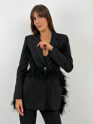 Blazer Nero con Piume - Lumina - Blazer nero in tessuto sartoriale strutturato con colletto a revers e maniche lunghe dritte. Applicazioni decorative di piume sul davanti e sui lati. Linea sagomata con cuciture modellanti e spalle imbottite, chiusura monopetto con bottoni e fodera interna. | Paloma Store