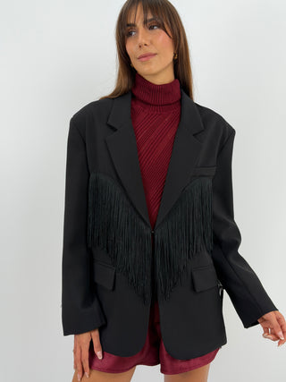 Blazer con Frange Nero - Lumina - Blazer over nero con colletto a revers e spalle imbottite. Maniche lunghe con bottoni sui polsini, frange decorative sul davanti e sul retro. Tasche decorative con patta, tasca a filetto sul petto e chiusura frontale con gancio metallico. Fodera interna. | Paloma Store