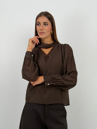 Blusa con Pizzo e Lacci Marrone - Blusa marrone a maniche lunghe con scollo a V, lacci al collo e inserti in pizzo. | Paloma Store