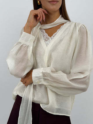 Blusa con Pizzo e Lacci Panna - Blusa panna a maniche lunghe con scollo a V, lacci al collo e inserti in pizzo. | Paloma Store