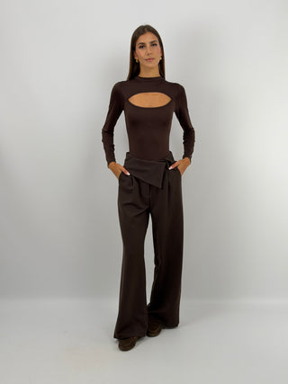 Body con Cut Out Marrone - Body marrone in lycra a maniche lunghe con colletto e cut out frontale. | Paloma Store