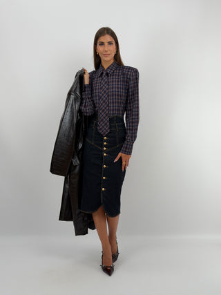 Camicia Check con Cravatta Blu Lumina - Camicia a quadri blu con spalle imbottite, cravatta inclusa e rimovibile, bottoni frontali e cinturino sul retro. | Paloma Store