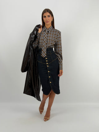 Camicia Check con Cravatta Marrone Lumina - Camicia a quadri marrone con spalle imbottite, cravatta inclusa e rimovibile, bottoni frontali e cinturino sul retro. | Paloma Store
