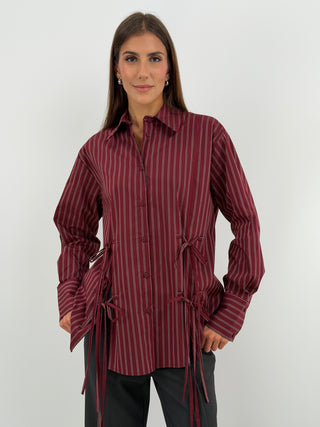 Camicia a Righe Bordeaux - Lumina - Camicia bordeaux a righe con colletto e maniche lunghe. Dettaglio di lacci frontali con spacchi. | Paloma Store