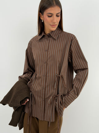Camicia a Righe Marrone - Lumina - Camicia marrone a righe con colletto e maniche lunghe. Dettaglio di lacci frontali con spacchi. | Paloma Store
