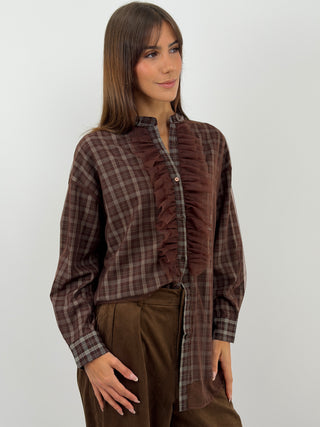 Camicia a Quadri Marrone con Tulle - Camicia over marrone con colletto coreano in fantasia check a quadri. Volant frontali e tulle tono su tono. | Paloma Store