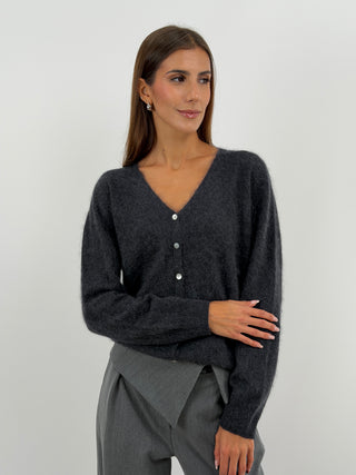 Cardigan Scollo a V in Lana e Cashmere Antracite - Cardigan antracite in lana e cashmere con scollo a V, maniche lunghe e chiusura con bottoni. Filato morbido che non punge. | Paloma Store