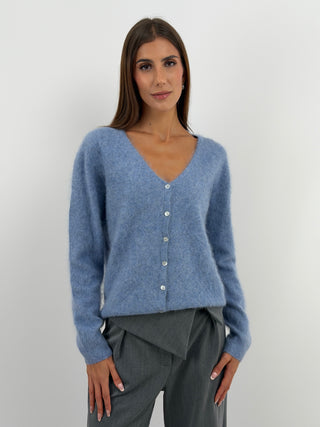 Cardigan Scollo a V in Lana e Cashmere Azzurro Polvere - Cardigan azzurro polvere in lana e cashmere con scollo a V, maniche lunghe e chiusura con bottoni. Filato morbido che non punge. | Paloma Store