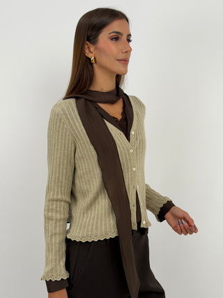 Cardigan in Maglia Beige - Cardigan beige in maglia a maniche lunghe con scollo a V, lavorazione a costine, bordi con volant e bottoni frontali. | Paloma Store