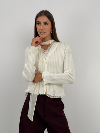 Cardigan in Maglia Bianco - Cardigan bianco in maglia a maniche lunghe con scollo a V, lavorazione a costine, bordi con volant e bottoni frontali. | Paloma Store
