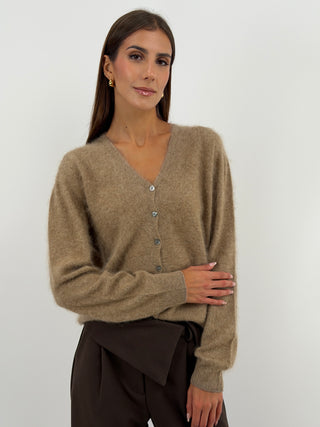 Cardigan Scollo a V in Lana e Cashmere Cammello - Cardigan cammello in lana e cashmere con scollo a V, maniche lunghe e chiusura con bottoni. Filato morbido che non punge. | Paloma Store