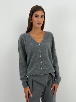 Cardigan Scollo a V in Lana e Cashmere Grigio - Cardigan grigio in lana e cashmere con scollo a V, maniche lunghe e chiusura con bottoni. Filato morbido che non punge. | Paloma Store