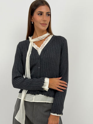 Cardigan in Maglia Grigio Scuro - Cardigan grigio scuro in maglia a maniche lunghe con scollo a V, lavorazione a costine, bordi con volant e bottoni frontali. | Paloma Store