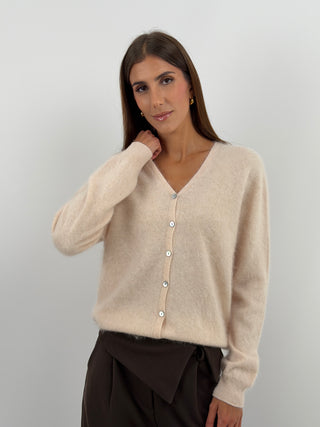 Cardigan Scollo a V in Lana e Cashmere Rosa Cipria - Cardigan rosa cipria in lana e cashmere con scollo a V, maniche lunghe e chiusura con bottoni. Filato morbido che non punge. | Paloma Store
