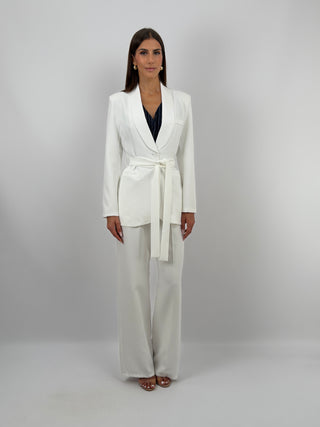 Completo Blazer con Cintura e Pantalone Bianco - Completo bianco, composto da blazer con cintura, collo a scialle e fodera interna, e pantalone a palazzo con tasche laterali, chiusura con zip e bottone ed elastico in vita sul retro. | Paloma Store
