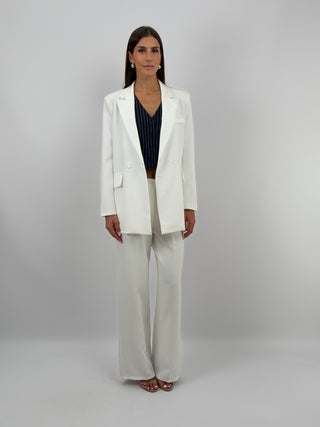 Completo Giacca Doppiopetto e Pantalone Bianco - Completo bianco, composto da giacca over doppiopetto con rever e fodera interna, e pantalone a palazzo con elastico in vita sul retro, chiusura con zip e bottone e tasche laterali. | Paloma Store