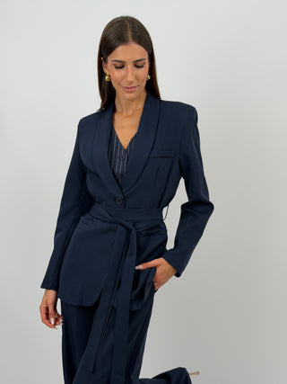 Completo Blazer con Cintura e Pantalone Blu - Completo blu, composto da blazer con cintura, collo a scialle e fodera interna, e pantalone a palazzo con tasche laterali, chiusura con zip e bottone ed elastico in vita sul retro. | Paloma Store
