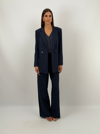 Completo Giacca Doppiopetto e Pantalone Blu - Completo blu, composto da giacca over doppiopetto con rever e fodera interna, e pantalone a palazzo con elastico in vita sul retro, chiusura con zip e bottone e tasche laterali. | Paloma Store