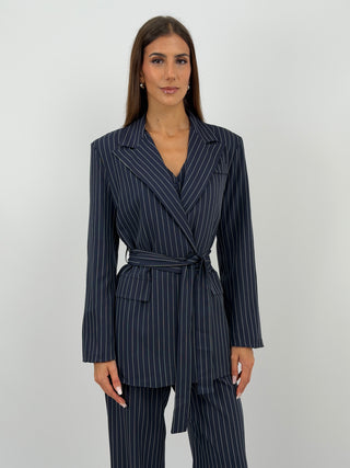 Completo Giacca con Cintura e Pantalone Gessato Blu - Completo blu in tessuto gessato, composto da blazer doppiopetto con cintura in vita e tasche con patta, e pantalone palazzo con elastico in vita, tasche laterali e chiusura con zip e bottone. Gilet abbinato acquistabile separatamente. | Paloma Store