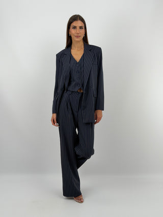 Completo Giacca e Pantalone Gessato Blu - Completo blu in tessuto gessato, composto da giacca a doppio petto con chiusura a bottoni, e pantalone a palazzo con elastico in vita. Gilet abbinato acquistabile separatamente. | Paloma Store