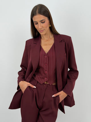 Completo Giacca Doppiopetto e Pantalone Bordeaux - Completo bordeaux, composto da giacca over doppiopetto con rever e fodera interna, e pantalone a palazzo con elastico in vita sul retro, chiusura con zip e bottone e tasche laterali. | Paloma Store