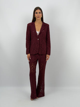 Completo Giacca e Pantalone in Pizzo Bordeaux - Completo bordeaux in pizzo, composto da giacca monopetto con rever e fodera interna, e pantalone flare con tasche laterali, passanti in vita per cintura, chiusura con zip e bottone ed elastico in vita sul retro. | Paloma Store