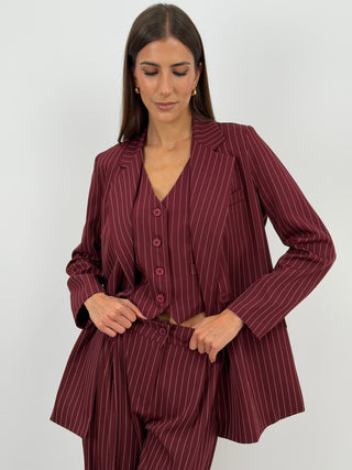 Completo Giacca e Pantalone Gessato Bordeaux - Completo bordeaux in tessuto gessato, composto da giacca a doppio petto con chiusura a bottoni, e pantalone a palazzo con elastico in vita. Gilet abbinato acquistabile separatamente. | Paloma Store